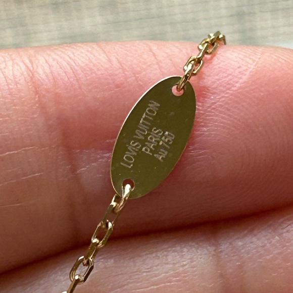 BRANDNEW 18 KARAT REAL GOLD CHARM NECKLACE 17 INCHES - Picture 8 of 9